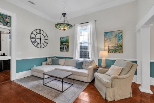 Game room & patio - walk to French Quarter