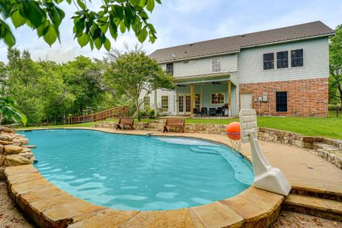 Game Room & Private Pool: Willow Park Family Gem