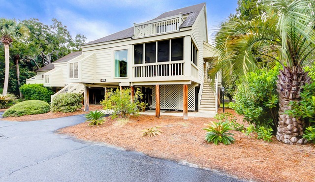 Golf-and-sea villa within walking distance of beach + resort amenities