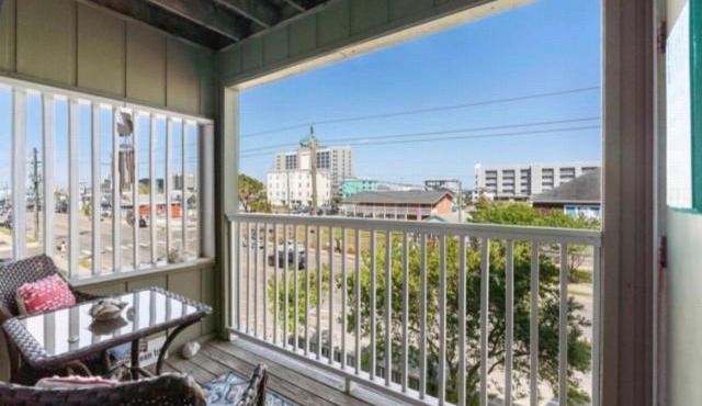 Good Vibes Carolina Beach - beautifully updated condo within walking distance to the Boardwalk villa