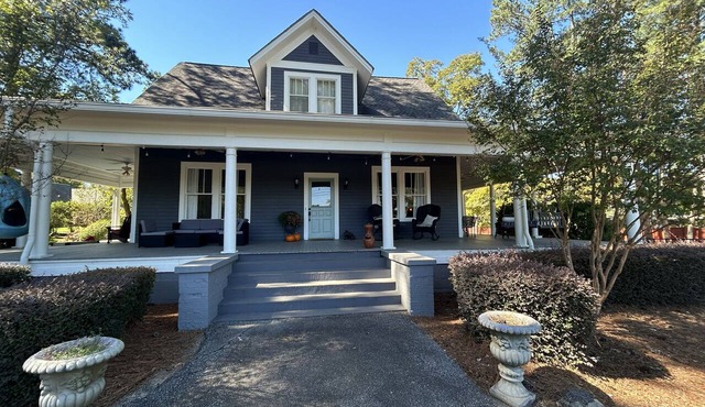 Gorgeous 4-bedroom farmhouse 12 minutes from UGA! Sleeps 8