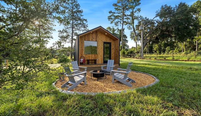 Gorgeous and Modern Cabin near Poe Springs Park, Perfect for a Weekend in Nature
