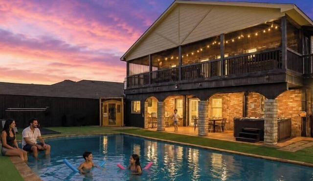 Grand 5BR-2.5B Villa with Pool & Hot Tub