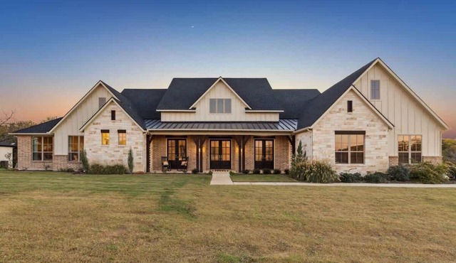 Grand Estate slps 22 near DFW w/Chefs Kitchen & Ensuite Bedrooms
