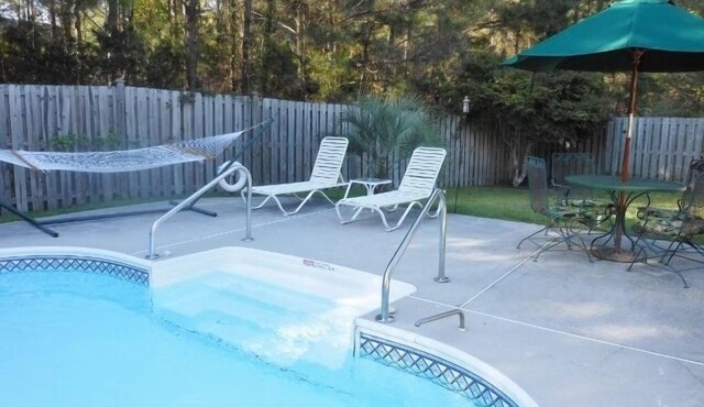 Great Location, 3 miles to Beach, Private Heated Pool. 10 min. to Downtown Chas