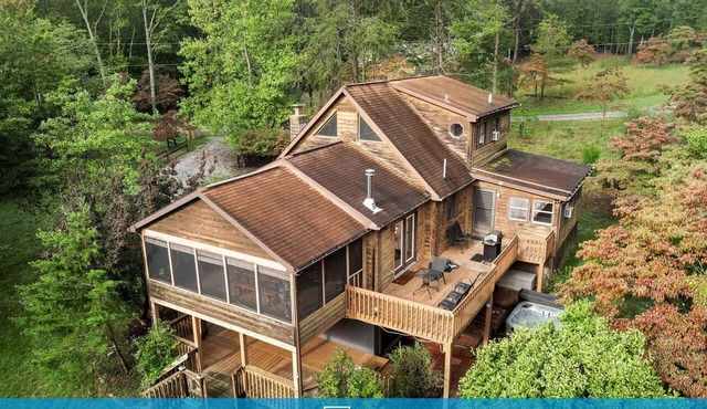 Group-friendly cabin w/hot tub & deck