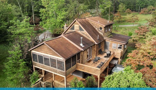 Group-friendly cabin w hot tub & deck