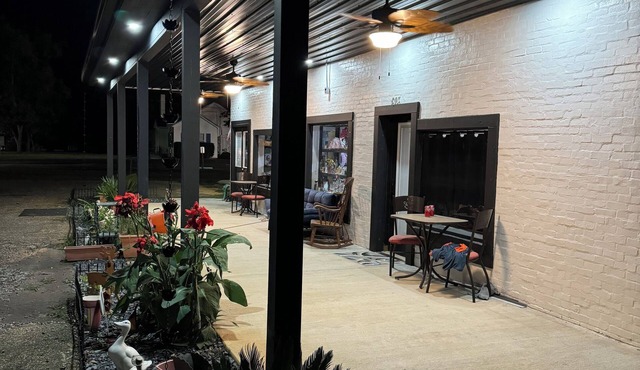 Hartford Art House BnB A very eclectic BnB 900 sqft interior/patio, sleeps 6