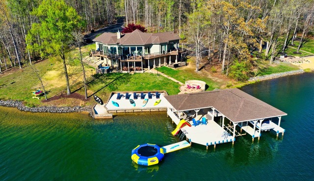 Heated Lake, Sleeps 20, Electric Boat & Jet skis, Hot Tub, Movie Room, Games
