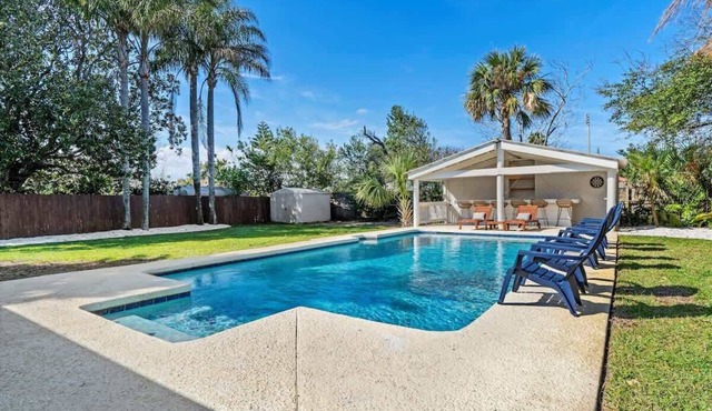 Heated Pool w Tiki Bar, Game Room, 3 Blks to Beach