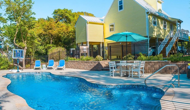 Heated Saltwater Pool, 2-min Walk to Beach, Sleeps 10