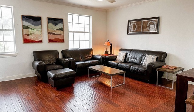 Hestia: Contemporary 3br Townhome in Austin with King, W/D, garage