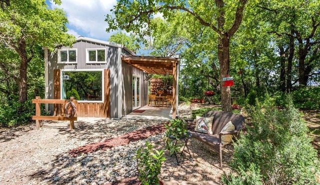 Hidden Treasure Tiny Harvest House Forest Getaway 30 Min. West of Fort Worth