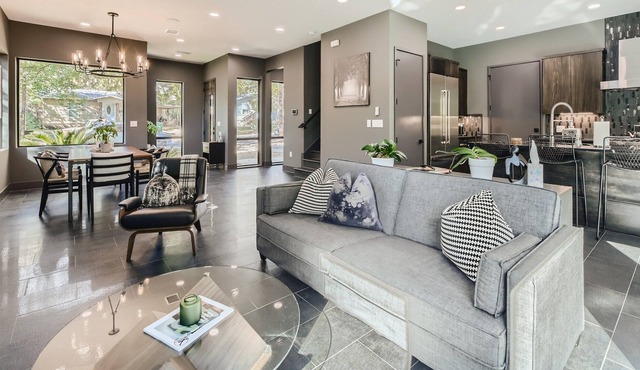 High End Smart Home w/ Pool | Close to UT & Downtown | Daily Cleaning Available