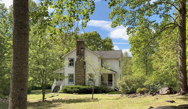Hightop Hideaway, a cozy secluded mountain retreat. Pet-friendly, Shenandoah NP.