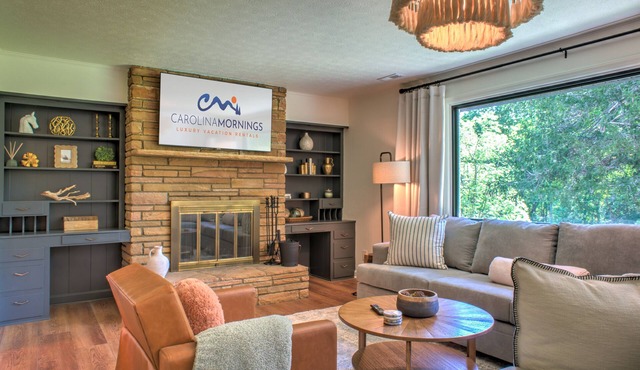 Hilltop Haven | Hot Tub, Huge Yard + Biltmore Pass | 8 Mins to Asheville
