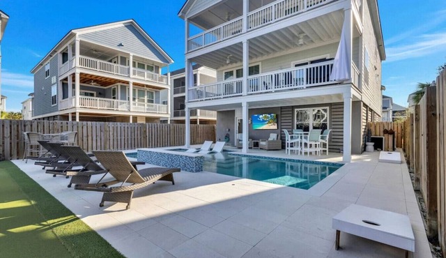 Hilton Head Coastal Compound | Pool Putting Green