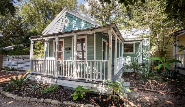 Historic Cottage in Charming Downtown Neighborhood