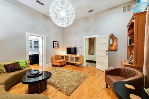 Historic Decatur Apt w/City Square Views