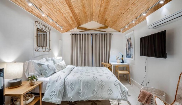 Historic Heights Rustic Urban Tiny Cabin