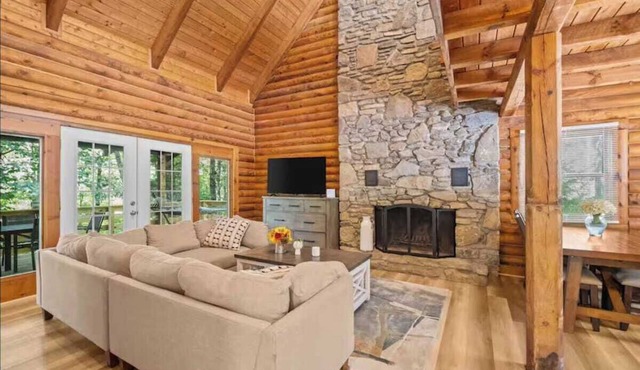 Holiday Home The Big Smokey cabin with game room and Hot Tub