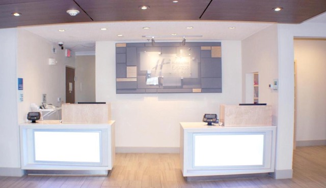 Holiday Inn Express & Suites Plainview by IHG