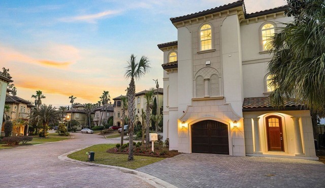 Hook, Wine & Sinker - Luxury Vacation Rental with Community Amenities & Pool