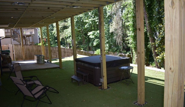 Hot Tub Hideaway Oasis 10 Minutes from Buckhead
