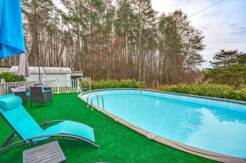 Hot Tub, Home Gym, Decks! Retreat 9 Mi to Mt Airy
