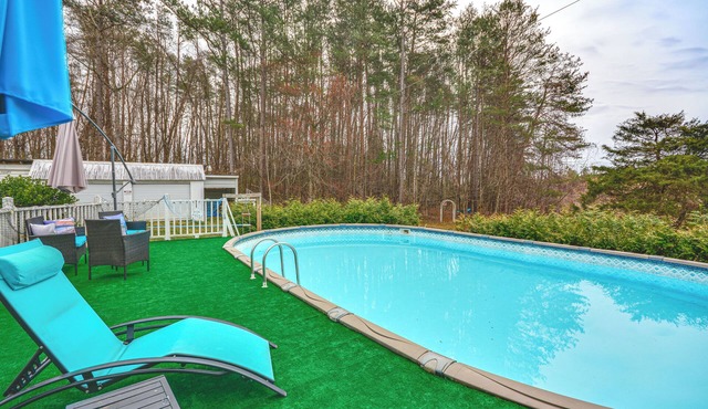 Hot Tub, Home Gym, Decks! Retreat 9 Mi to Mt Airy