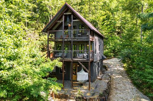 Hot Tub & Mtn Views: Modern Old Fort Hideaway!