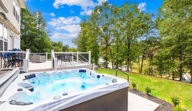 Hot Tub, Office, Gas Firepit, & Peaceful!