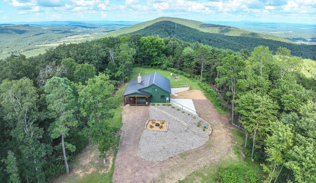 Hot Tub, Trail Access & 400 Acres on Lavender Mtn!