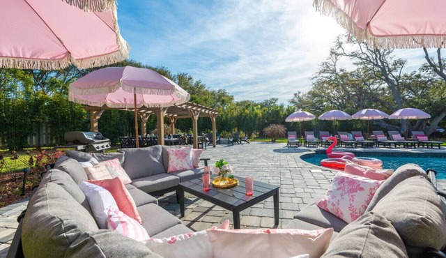 Huge Backyard, EPIC Game Room, Heated Pool, Beach, Hot Tub, Fire Pit, Sleeps 24