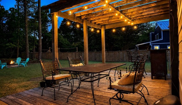 Huge Pine Yard Retreat King Bed Near Beaches & Downtown ~