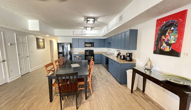 Hum-Dinger, pool, lazy river & 2 hot tubs, Family friendly, 200yards to beach!
