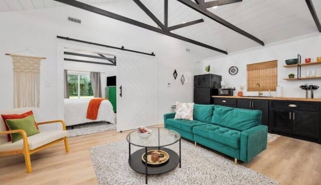 Hummingbird Hideaway- private self-check -Wi-Fi