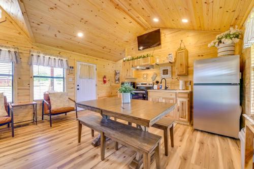 Idyllic Farm Setting! Granbury 'White Daisy Cabin'