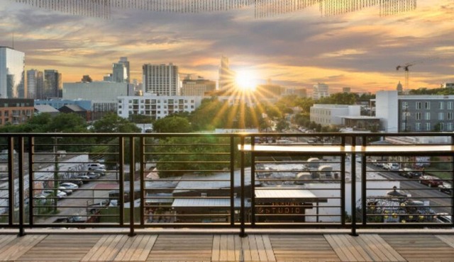 Inn Cahoots on 6th: 5BR/13Beds - Pool, Rooftop, Garden Bars, Walk to Everything!