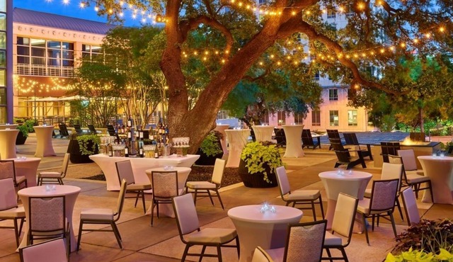 Inviting Downtown Retreat: 2 90s-styled Rooms w/Modern Amenities & Pool