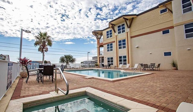 June 20-22 Reduced! Oceanview, Pool, Sauna & Jacuzzi! Steps to the Beach!