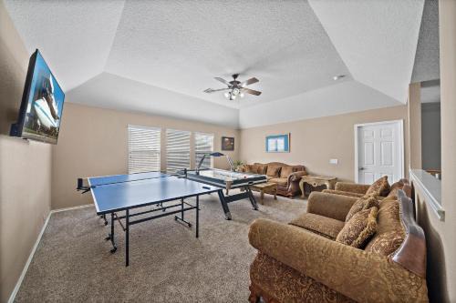 Katy Retreat BBQ Yard Game Room Sleeps 16