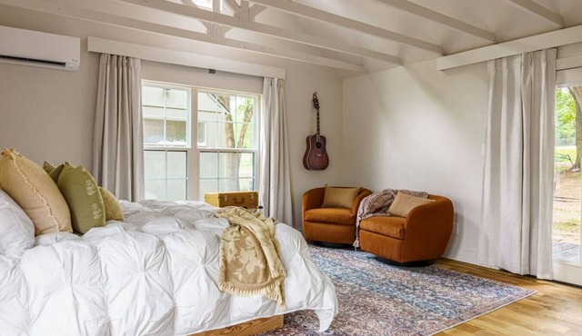 King bed, full-size bunks, dining table, cedar Ofuro hot tub on lake-facing deck