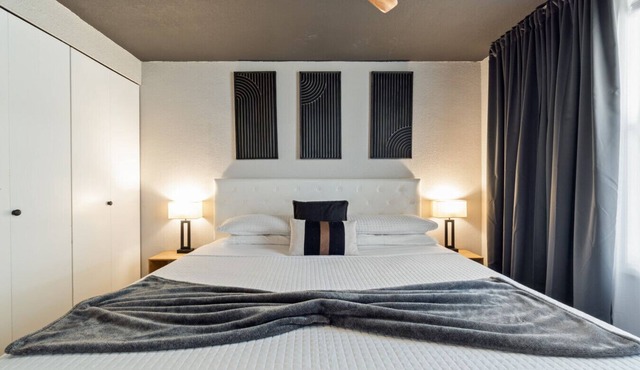 King Suite, Quiet Relaxing Stay 15 mins to Ft Moore