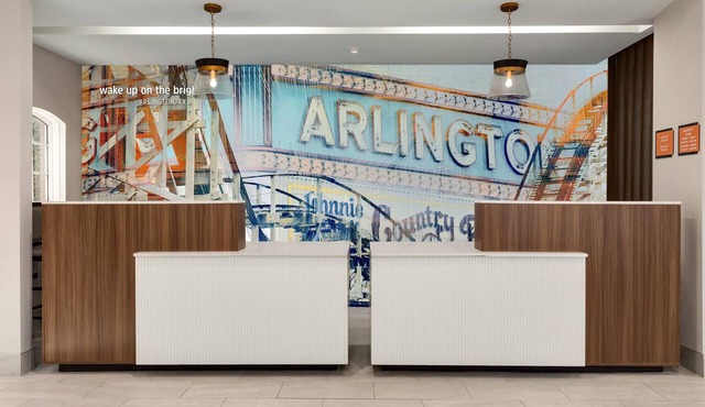 La Quinta Inn & Suites by Wyndham Dallas Arlington South