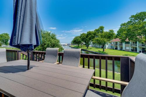 Lake Conroe Waterfront in Walden! Lovely 4 Bdrm!