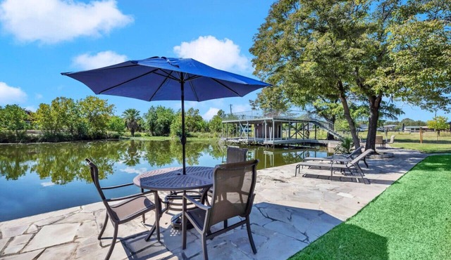 Lake Escape Awaits, Book Your Waterfront Getaway!