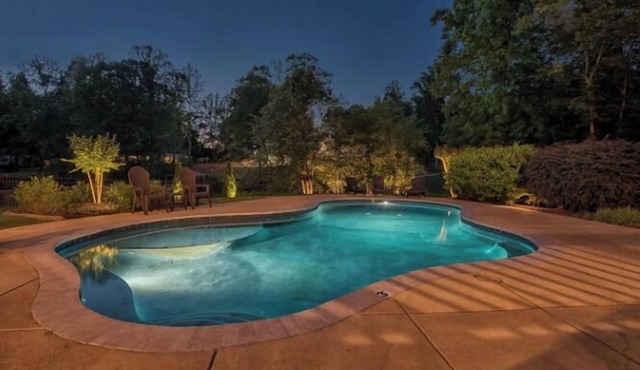 Lake Escape| Lakefront 7BR retreat with pool, dock, game room, and kayaks.