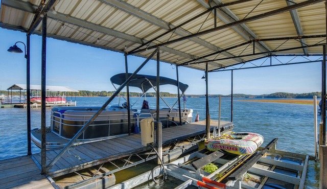 Lake Hartwell Retreat w/Dock & Firepit