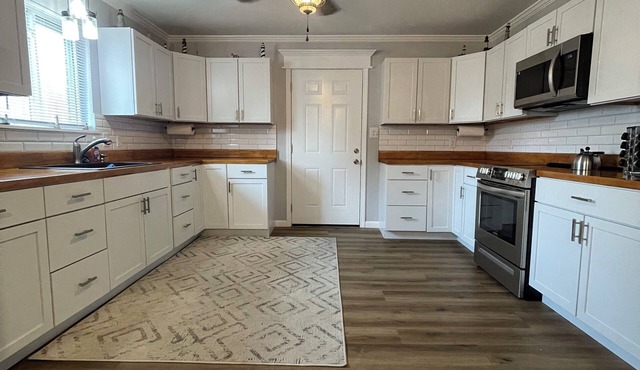 Lake House Eufaula 2 Bedroom Home 1 block from Eufaula Cove Marina!